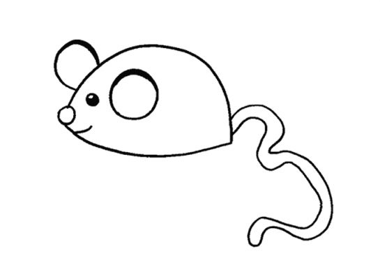 Une souris en train de déguster un fromage dans un décor de nature