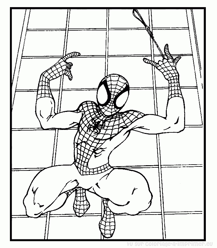 Spiderman en pleine action sur un bâtiment urbain