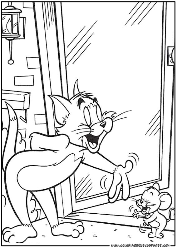 Tom et Jerry en pleine course-poursuite dans un décor animé
