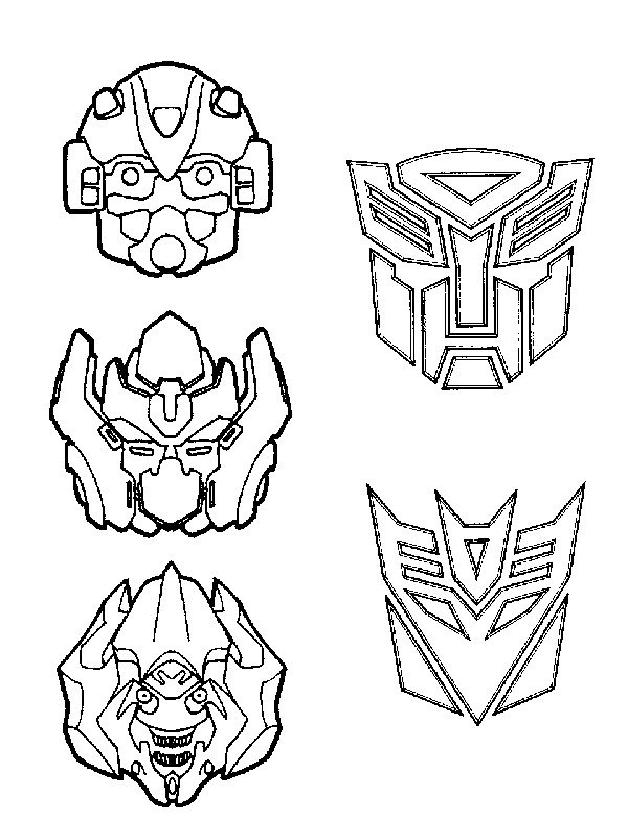 Transformers en pleine action dans un décor futuriste
