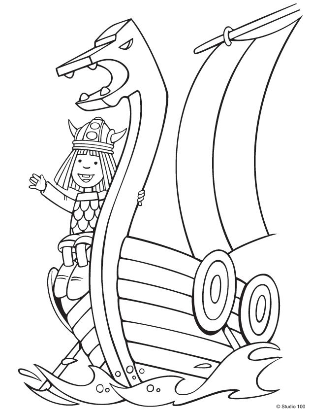 Viking en armure avec son drakkar sur fond de paysage norvégien