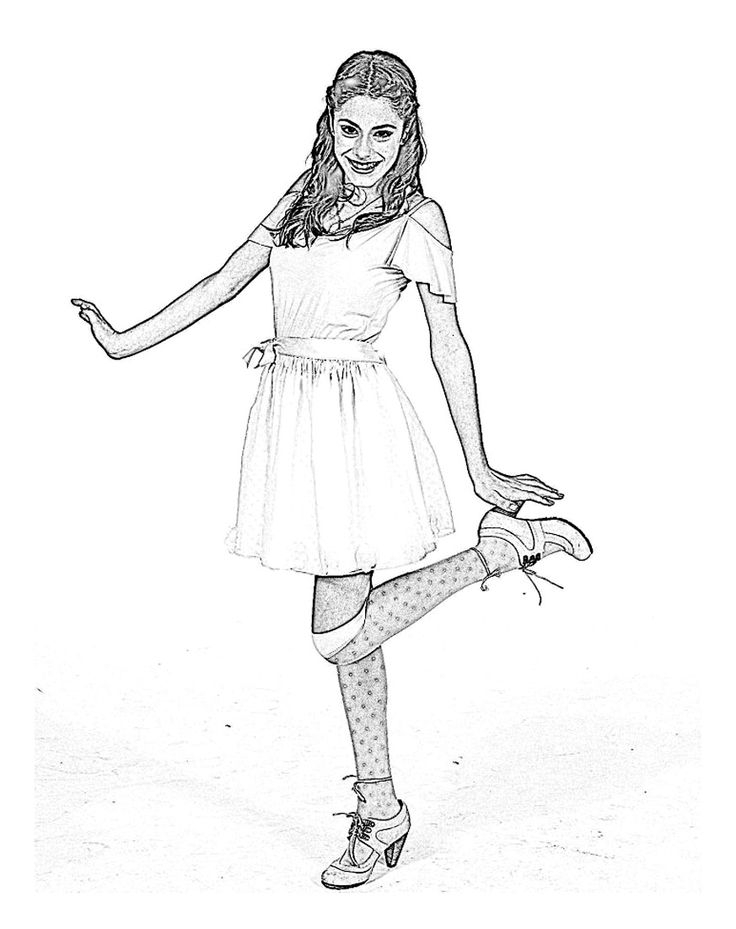 Violetta chantant avec passion au milieu de son décor musical