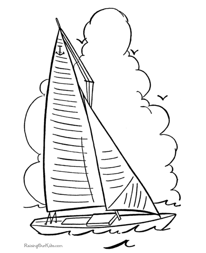Voilier naviguant sur une mer calme avec des nuages