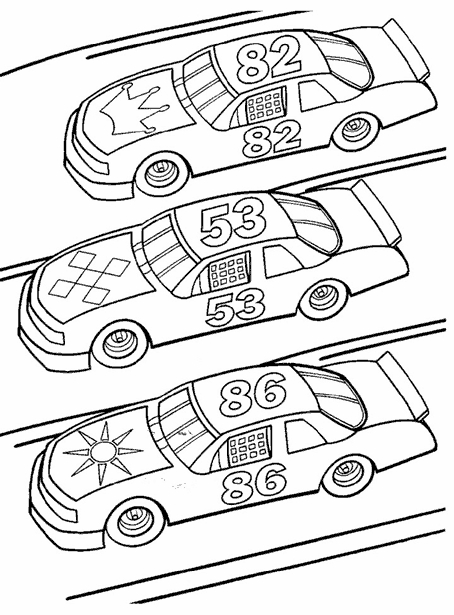 Voiture de course prête à prendre la piste sur fond de route