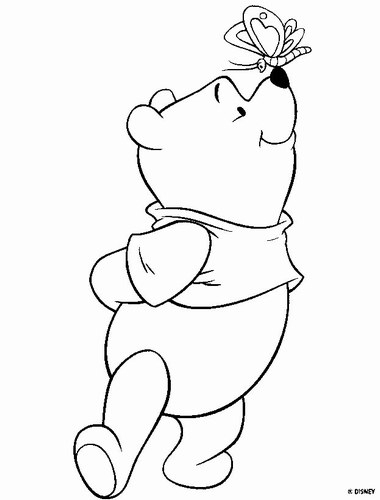 Winnie l'Ourson souriant dans la forêt avec ses amis