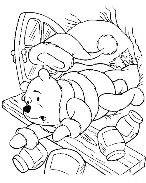 Winnie l'Ourson en train de déguster un pot de miel dans la forêt Winnie l'Ourson en train de déguster un pot de miel dans la forêt