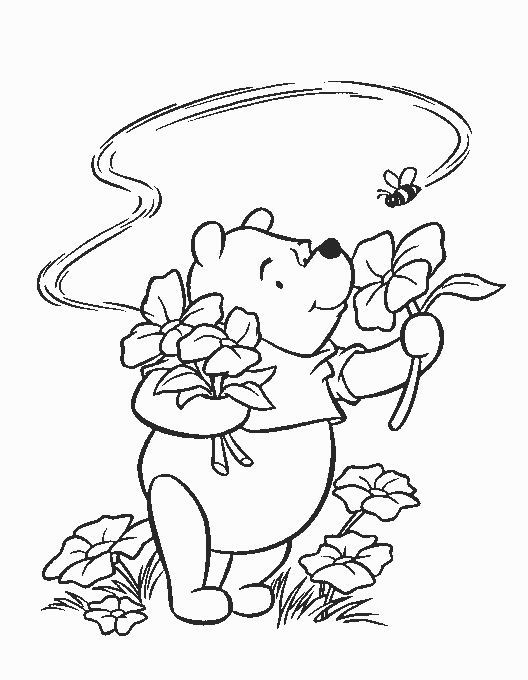 Winnie l'Ourson assis sur une souche avec ses amis dans la forêt