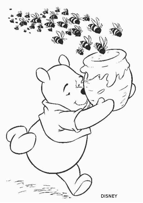 Winnie l'Ourson et ses amis dans une scène de détente au bord d'un arbre