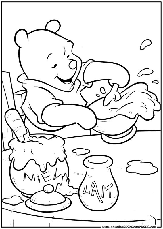 Winnie l'Ourson en train de savourer un pot de miel dans la forêt Winnie l'Ourson en train de savourer un pot de miel dans la forêt