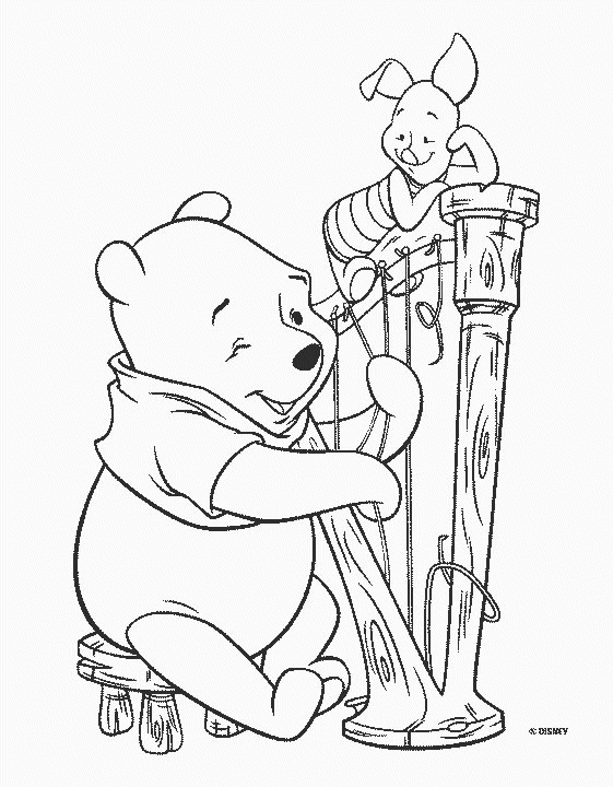 Winnie l'Ourson souriant dans un paysage champêtre