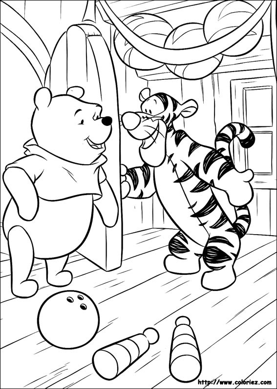 Winnie l'Ourson en train de cueillir des fleurs dans la forêt