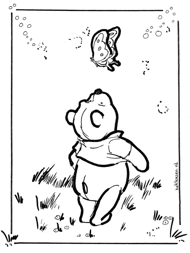 Winnie l'Ourson se prélasse au milieu de la forêt
