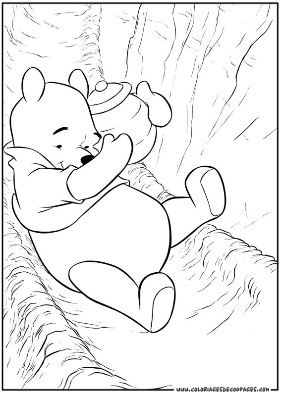 Winnie l'Ourson assis avec un pot de miel dans la forêt