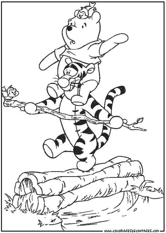 Winnie l'Ourson et ses amis partageant un moment joyeux dans la forêt