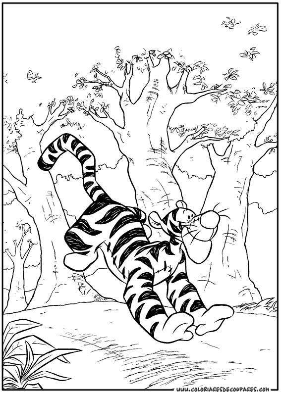 Winnie l'ourson assis sur l'herbe avec ses amis dans la forêt