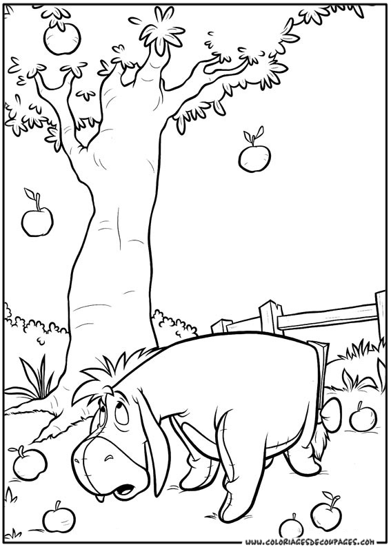 Winnie l'Ourson se détend sur une branche d'arbre