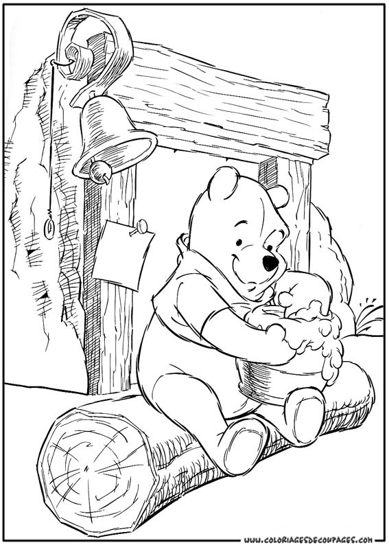 Winnie l'Ourson assis sur un arbre avec ses amis