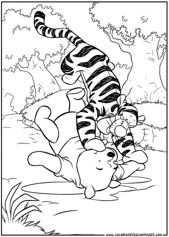Winnie l'Ourson en train de savourer un pot de miel dans la forêt